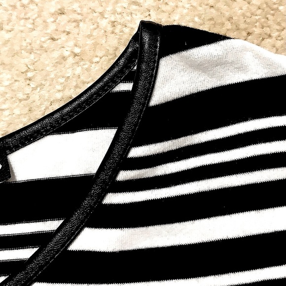 🆕🔥EXPRESS STYLISH&CHIC FAUX LEATHER COLLAR TRIMMED/ZIPPER UP BACK/FORM FITTING - Picture 9 of 13